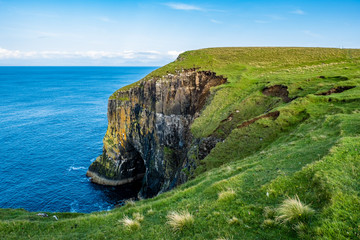 Saftige Weiden und steile Klippen entlang der Küste der Isle of Skye