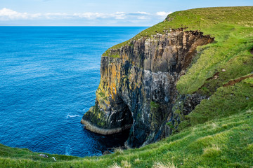 Steile Klippen entlang der Küste der Isle of Skye