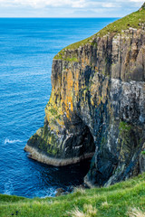 Steile Klippen entlang der Küste der Isle of Skye