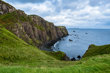 Steile Basalt Klippen entlang der Küste der Isle of Skye