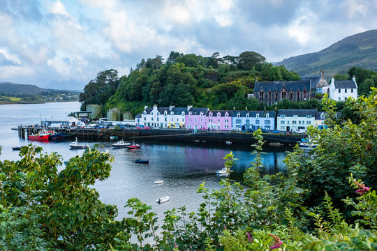 Der Hafen von Portree auf der Isle of Skye