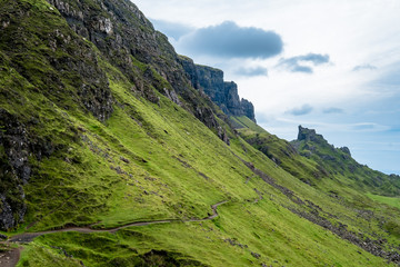 Malerischer Wanderweg entlang der Trotternish Ridge auf der Isle of Skye