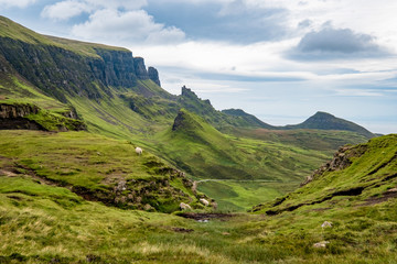 Imposanter Wanderweg am Fuße der Trotternish Ridge auf der Isle of Skye