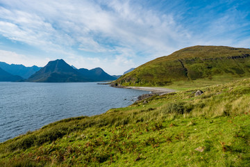 Abgeschiedene Weiden entlang der küste der Isle of Skye
