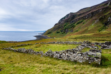 Ruine eines Steinhauses an der Küste der isle of Skye