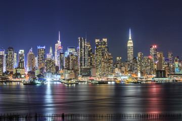 Fototapeta premium Panoramiczny widok na noc na Manhattanie, widoki Nowego Jorku, USA