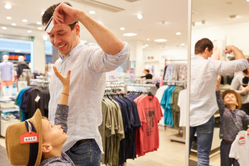 Naklejka premium Vater und Sohn im Mode Discounter