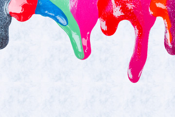 coulures de vernis à ongles sur papier 