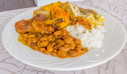 assiette créole, cari poulet, chou palmiste, riz, grains, rougails