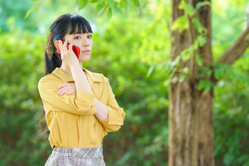 スマホで電話する女性