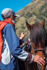 Obraz premium Mount Bromo Indonesia - Jun 13, 2016 : Young Tenggerese man work as horseman waiting for tourist at Mount Bromo one of an active volcano that most visited by tourist in East Java Indonesia