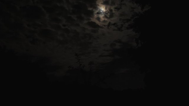 Ciel nuageux une nuit de pleine lune