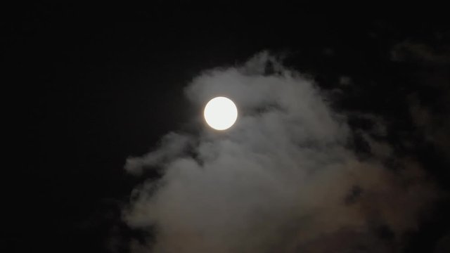 Pleine Lune et nuages 