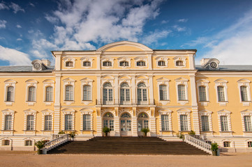 Obraz premium Rundale palace, former summer residence of Latvian nobility with a beautiful gardens around.