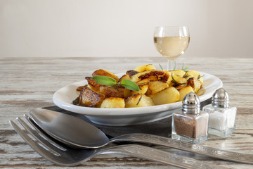patate arrosto nel piatto ovale