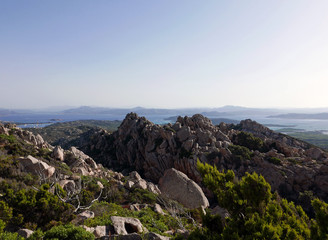 suggestivo panorama dell'isola de La Maddalena in Itlaia, tra mare turchese e scogli rocciosi