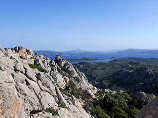 Fototapeta na wymiar suggestivo panorama dell'isola de La Maddalena in Itlaia, tra mare turchese e scogli rocciosi