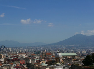 vista aerea della bella città di napoli con i tetti affollati