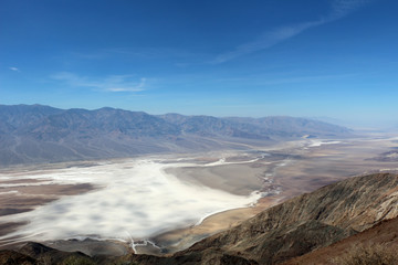 Fototapeta na wymiar Death Valley in Nevada Overlooking a Salt Lake