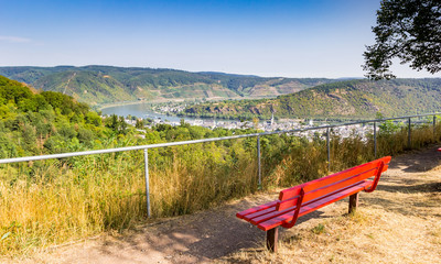Obraz premium Red bench overlooking the bend in the Rhine river near Boppard, Germany