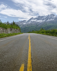 Fototapeta premium Richardson highway on a mountain road in southern alaska 