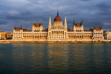 Fototapeta na wymiar Parlamento de Budapeste