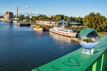 szklana kula, rzeka, statek, port w Elblag, Polska © VinyLove Foto