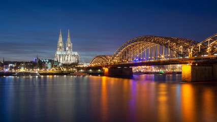 Vue de la cathédrale de Cologne à l'heure bleue