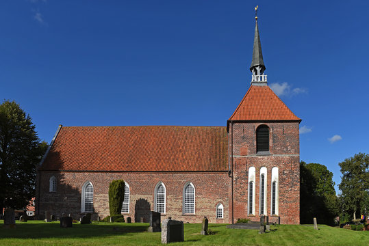 Kirche des Rundwarftendorf Rysum, Ostfriesland/ Deutschland
