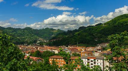 Fototapeta na wymiar Ciudad asturiana en un valle