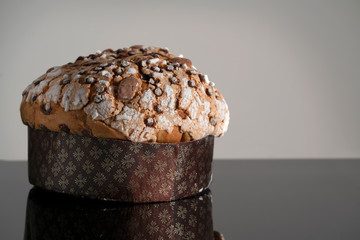 Panettone, tipico dolce natalizio italiano con mandorle, cioccolato e zucchero