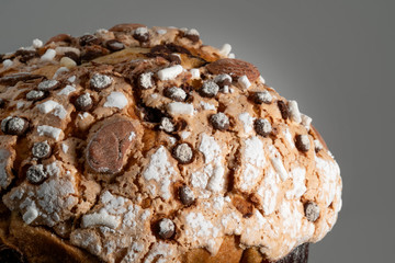 Panettone, tipico dolce natalizio italiano con mandorle, cioccolato e zucchero