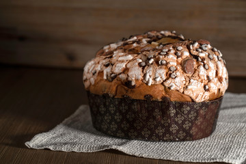 Panettone, tipico dolce natalizio italiano con mandorle, cioccolato e zucchero