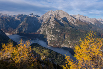 Königsee im Nebel vor Watzmann  bei Sonne  im Herbst