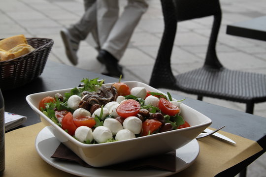 Salade tomates mozza anchois