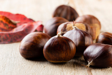 Castagne in gruppo su tavolo