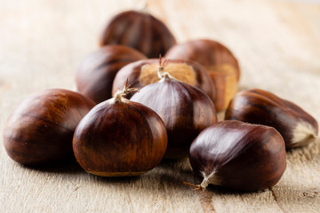 Castagne in gruppo su tavolo