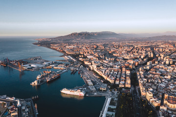vistas Ciudad Málaga desde arriba con mar y puerto