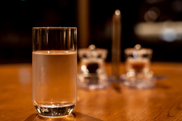 水の入った透明なグラスと調味料