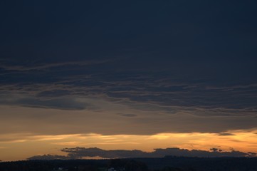 Imposanter herbstlicher Sonnenuntergang mit Blick von der Burg in Burghausen, Oberbayern.