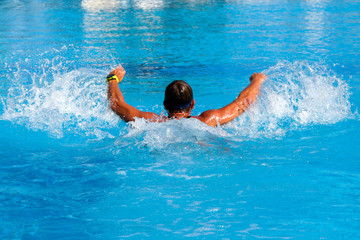 Młoda kobieta pływanie sportowe w basenie