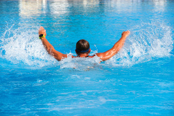 Młoda kobieta pływanie sportowe w basenie © mirame111