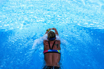 Młoda kobieta pływanie sportowe w basenie © mirame111