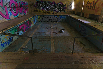 Naklejka premium opuszczony basen