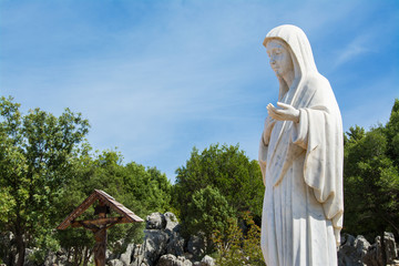Figura Matki Boskiej w Sanktuarium w Medjugorie, Bośnia i Hercegowina  - obrazy, fototapety, plakaty