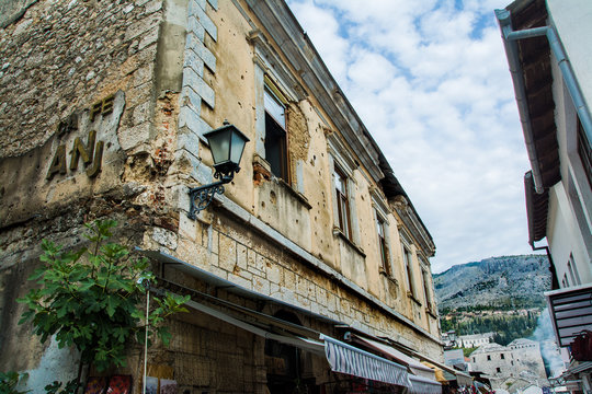 zniszczona od kul fasada budynku po wojnie w Mostar, Bośnia i Hercegowina