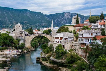 Most w Mostar, piękny krajobraz miasta, Bośnia i Hercegowina - obrazy, fototapety, plakaty