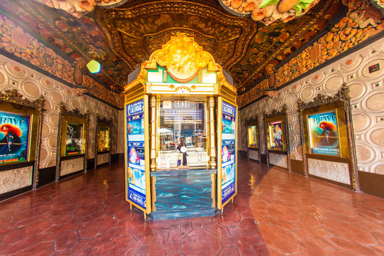 entrance of El Capitan Theatre