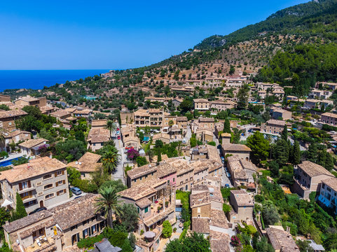 Spain, Balearic Islands, Mallorca, Region Valldemossa and Soller, mountain village Deia, Serra de Tramuntana