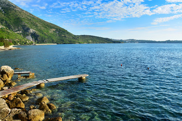 piękna panorama Chorwackiego wybrzeża, morze i góry